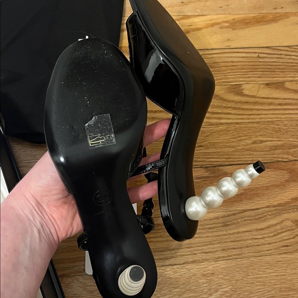 Authentic Chanel Patent leather pearl heels - Picture 5 of 8